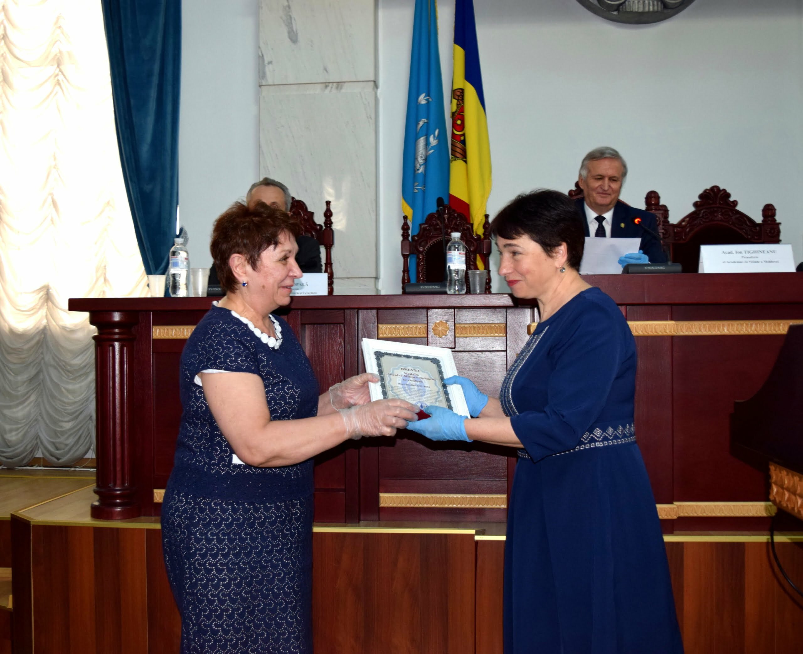 DSC 0085 scaled - De Ziua AȘM, prof. Rodica STURZA, decorată cu medalia „Nicolae Milescu Spătarul”
