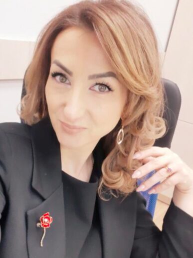 Cristina Efremov - Felicitări doamnei Cristina Efremov pentru susținerea cu succes a tezei de doctor