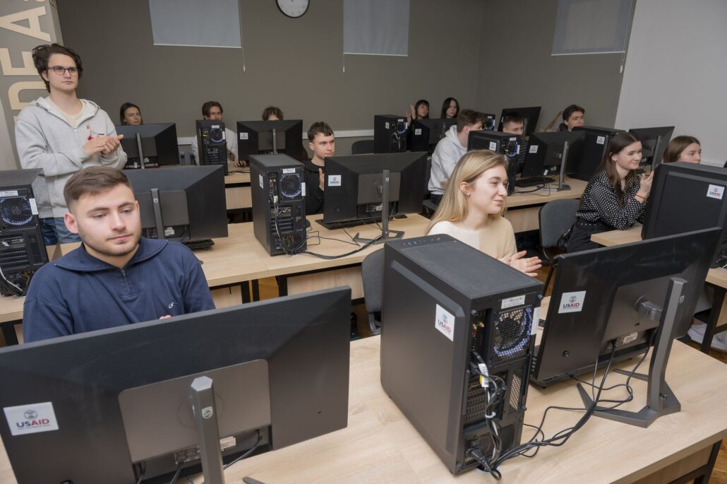 160 - Două noi laboratoare multimedia pentru studenții care învață Game Design la UTM
