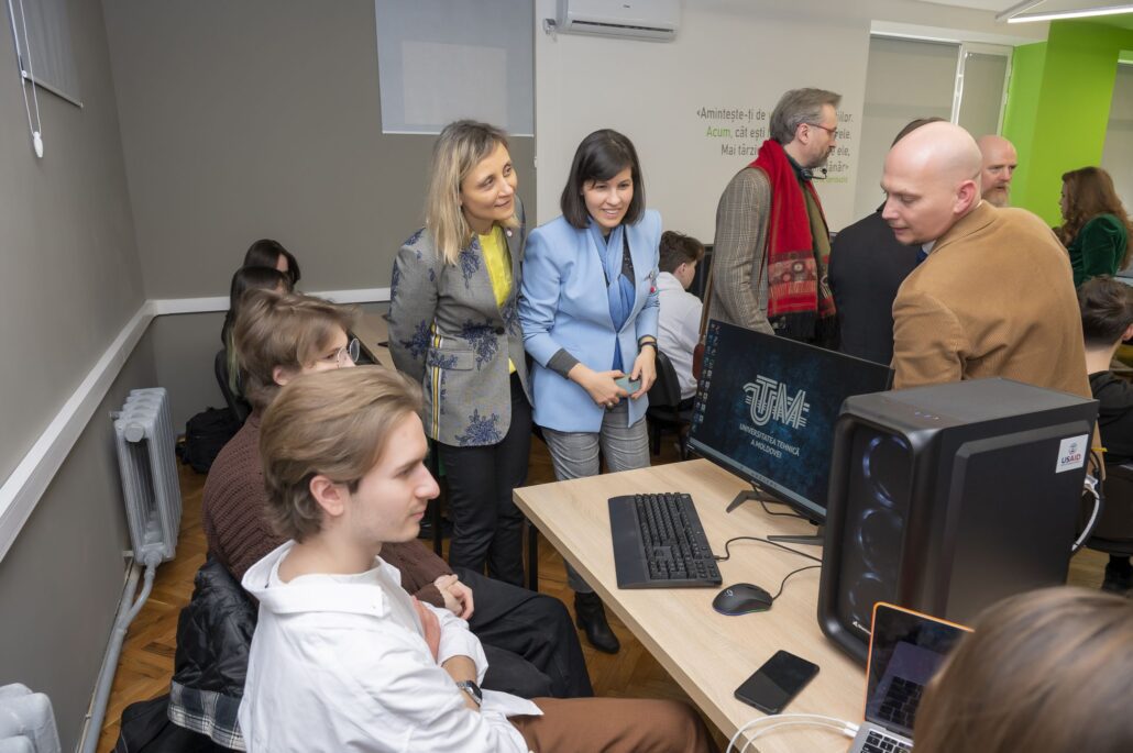 187 - Două noi laboratoare multimedia pentru studenții care învață Game Design la UTM