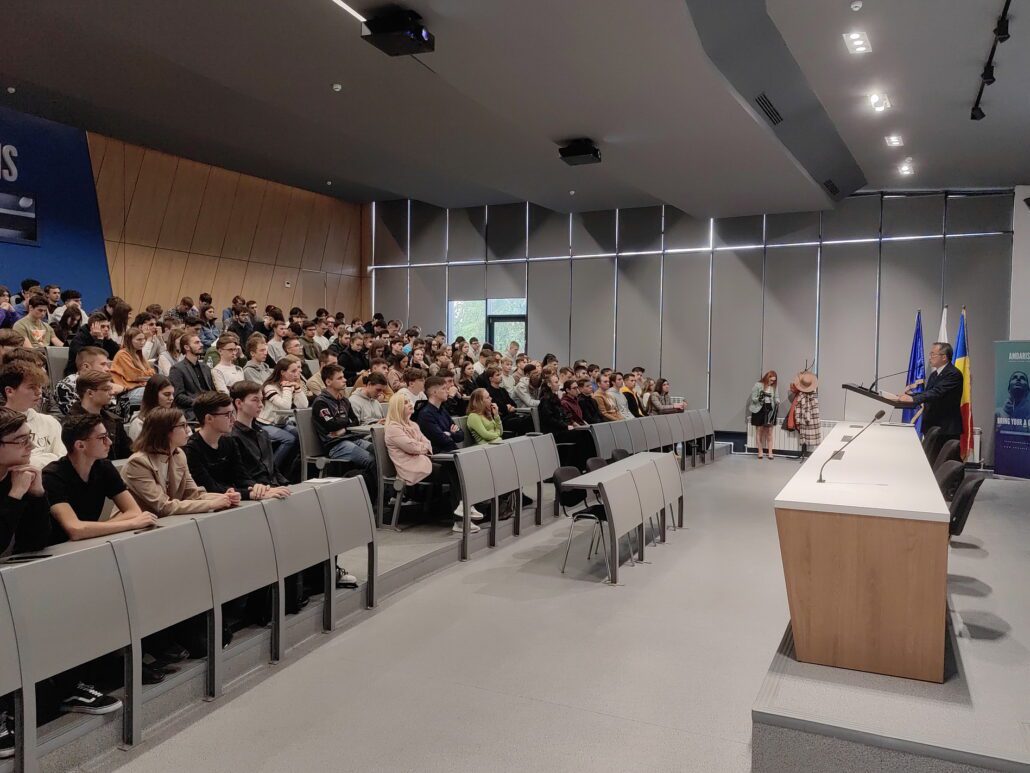 img 20231010 151547 lr - Diplomația în acțiune: Ambasadorul Extraordinar și Plenipotențiar al Japoniei în RM vorbește despre evoluția globalizării într-o prelegere de excepție