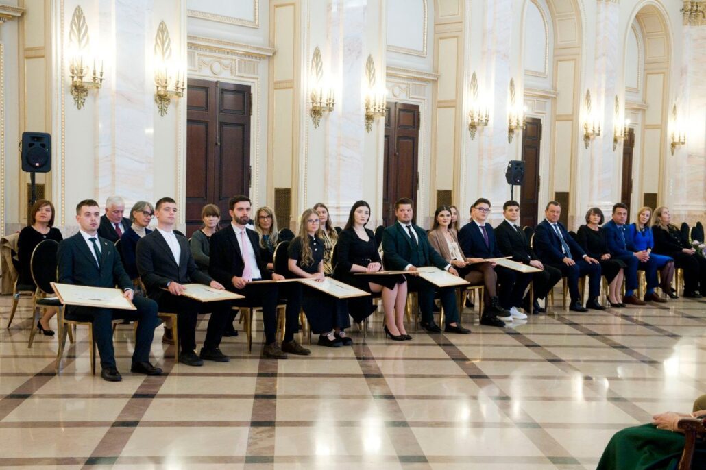 b 11 - Studenții Universității Tehnice a Moldovei Efim ARDOVAN și Gheorghe PÎRGARU – bursieri ai Casei Regale a României