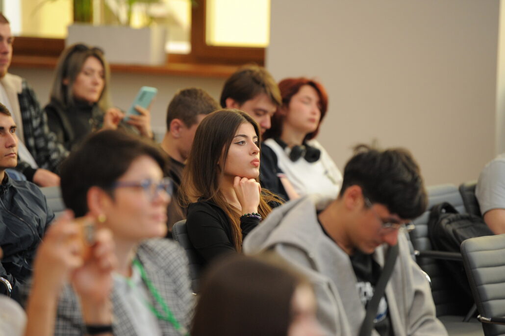 img 1995 1 - Telecomunicațiile în era societății digitale: o masă rotundă care a adus industria în fața studenților